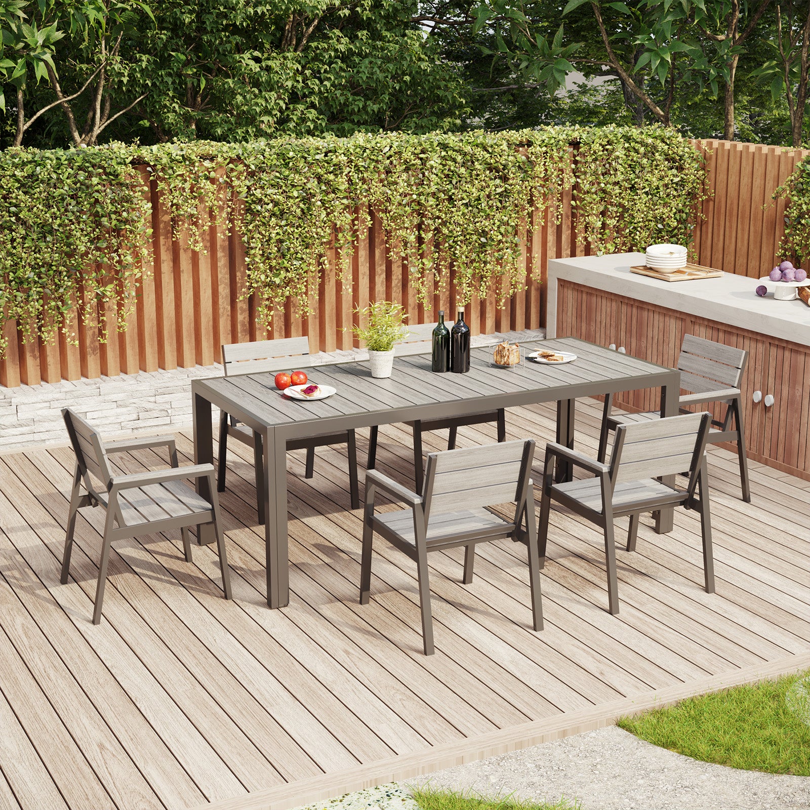 Metallstuhl in Holzoptik – platzsparend unter den Tisch schiebbar